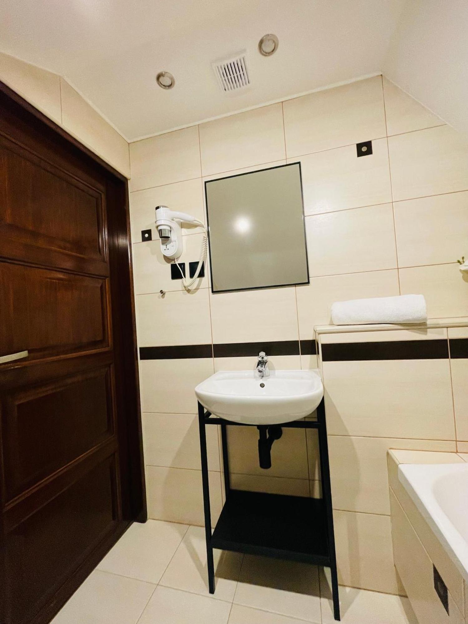 Hotel Millennium Przasnysz Esterno foto